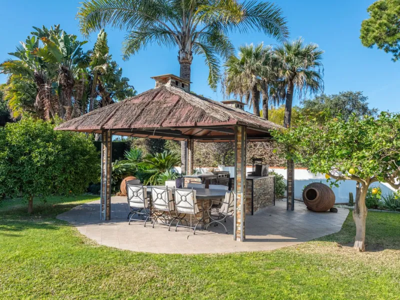 LA CAROLINA: A nice south-facing villa, situated in this conveniently located urbanization on the Golden Mile. Marbella town centre and Puerto Banus is just five minutes drive away. Walking distance to amenities and strategically located for schools and b