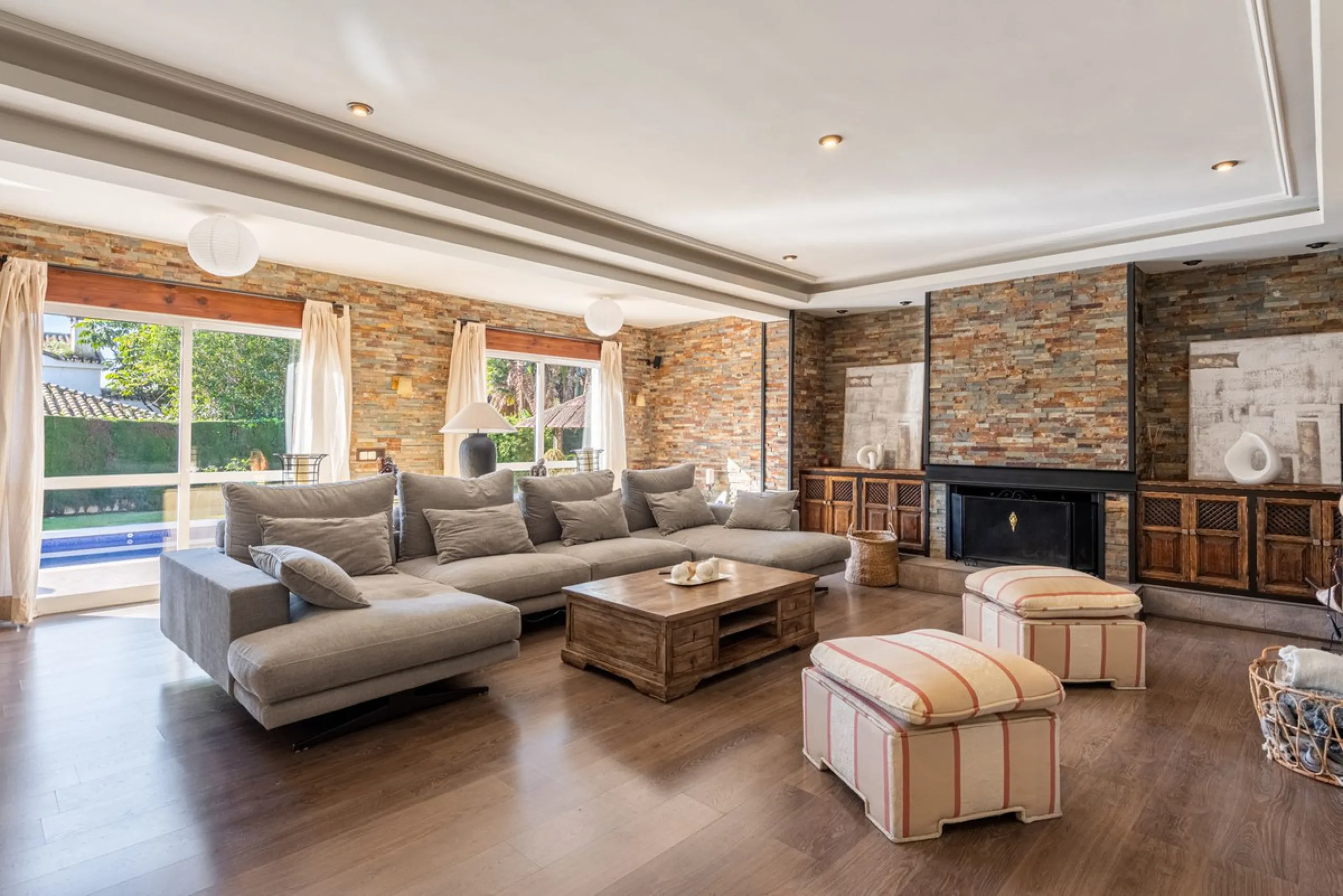 LA CAROLINA: A nice south-facing villa, situated in this conveniently located urbanization on the Golden Mile. Marbella town centre and Puerto Banus is just five minutes drive away. Walking distance to amenities and strategically located for schools and b
