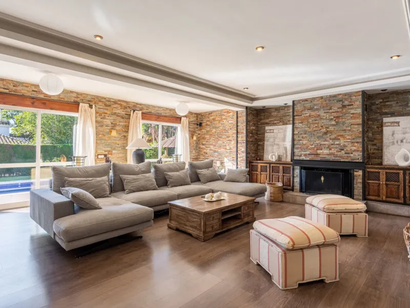 LA CAROLINA: A nice south-facing villa, situated in this conveniently located urbanization on the Golden Mile. Marbella town centre and Puerto Banus is just five minutes drive away. Walking distance to amenities and strategically located for schools and b
