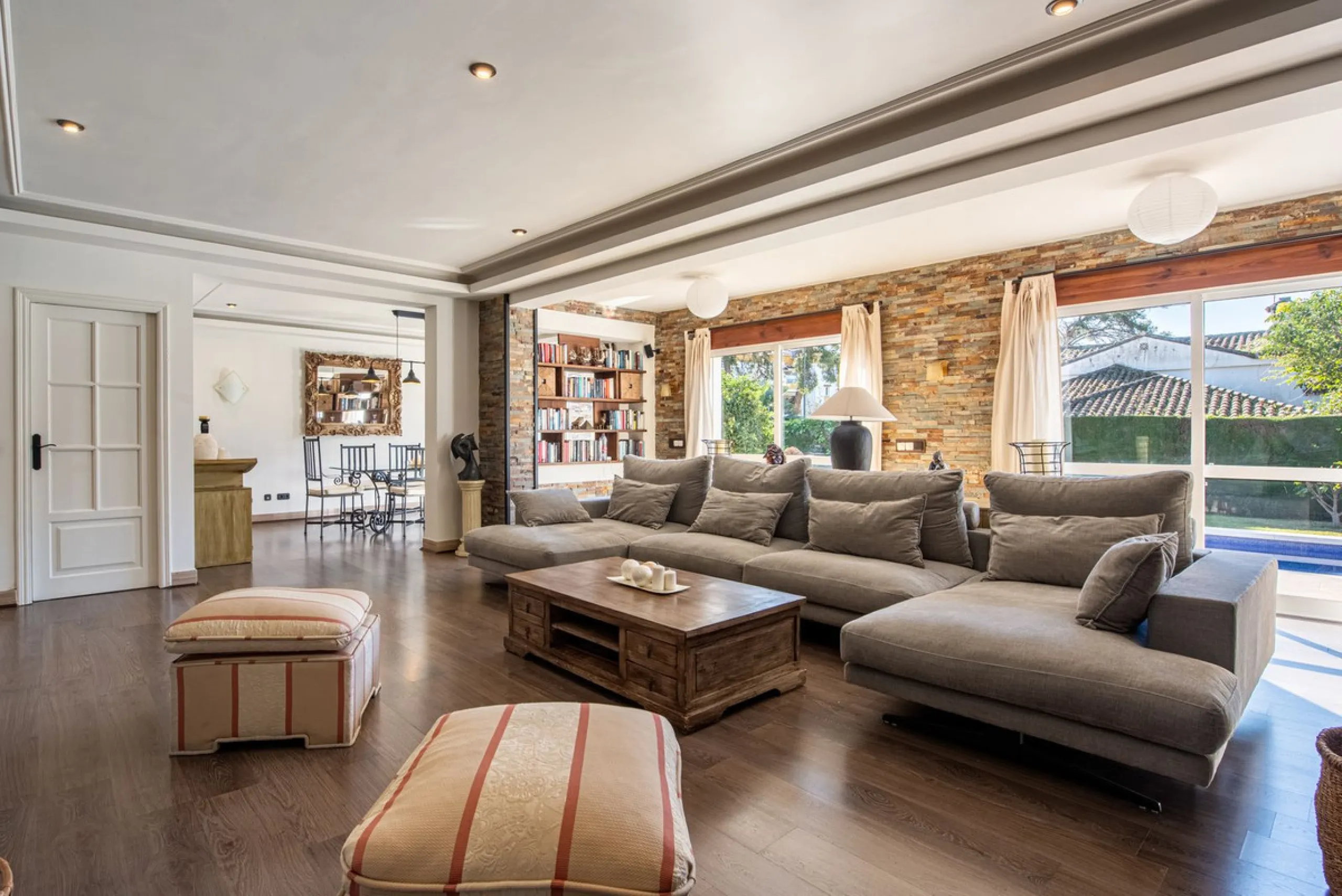 LA CAROLINA: A nice south-facing villa, situated in this conveniently located urbanization on the Golden Mile. Marbella town centre and Puerto Banus is just five minutes drive away. Walking distance to amenities and strategically located for schools and b