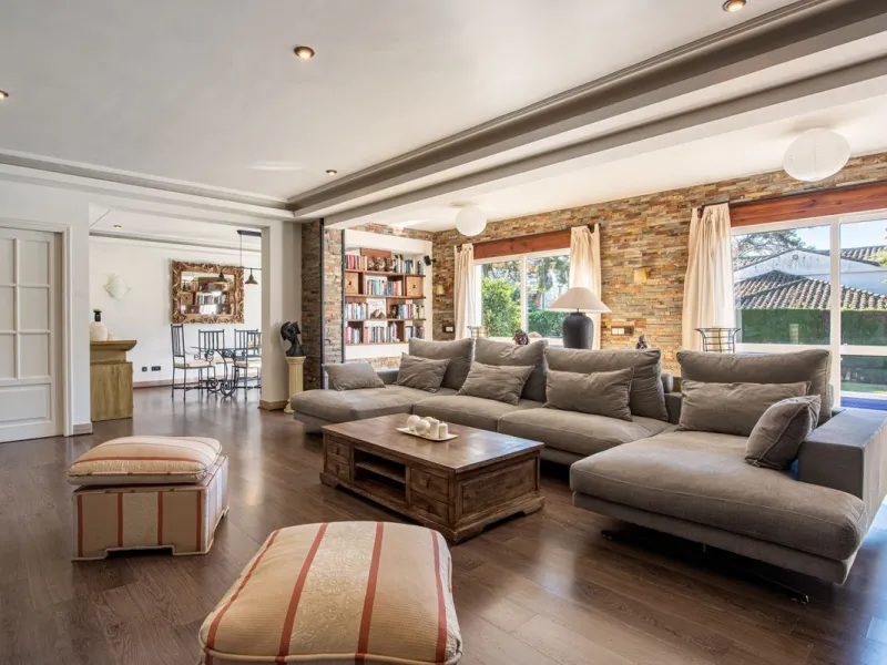 LA CAROLINA: A nice south-facing villa, situated in this conveniently located urbanization on the Golden Mile. Marbella town centre and Puerto Banus is just five minutes drive away. Walking distance to amenities and strategically located for schools and b