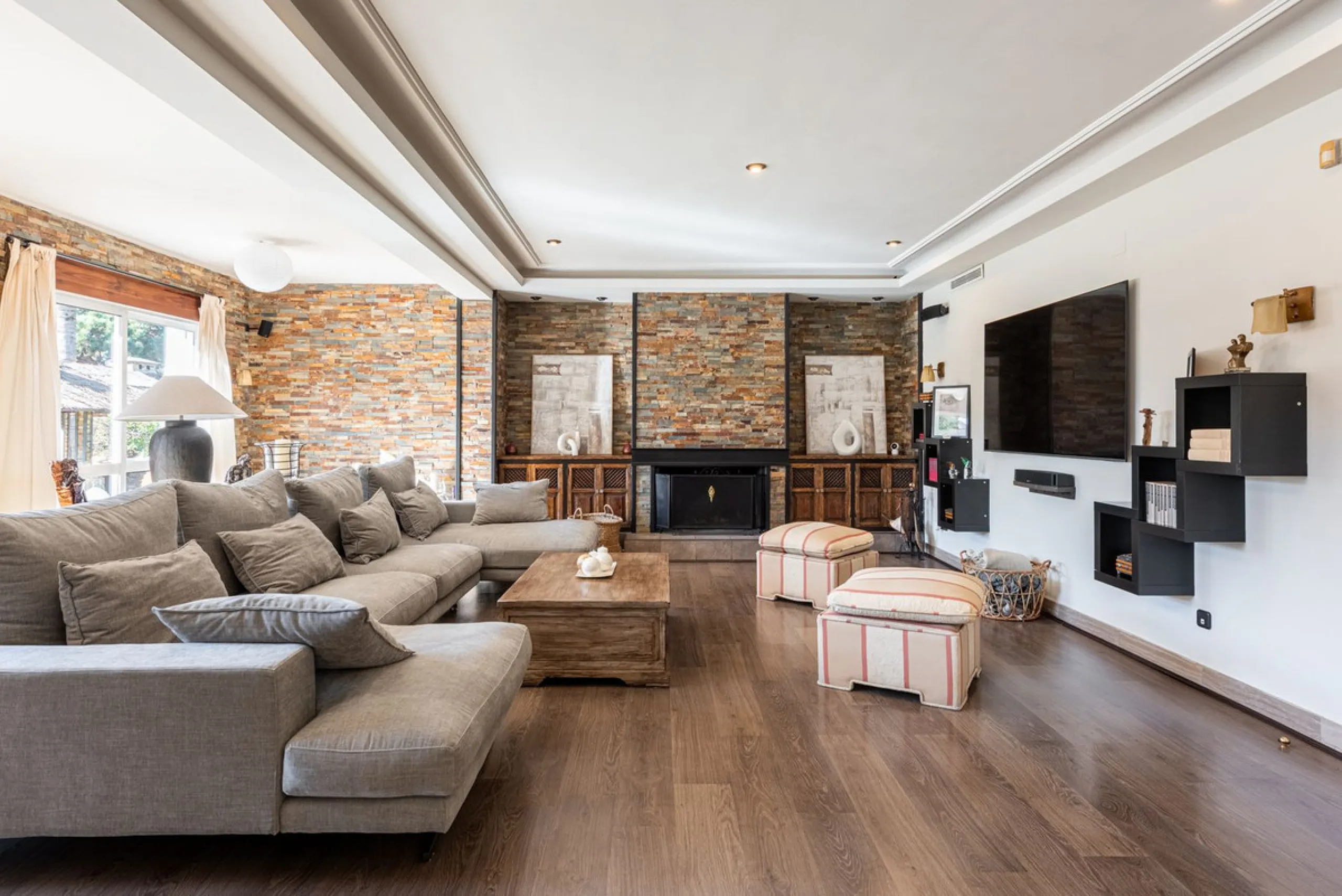 LA CAROLINA: A nice south-facing villa, situated in this conveniently located urbanization on the Golden Mile. Marbella town centre and Puerto Banus is just five minutes drive away. Walking distance to amenities and strategically located for schools and b