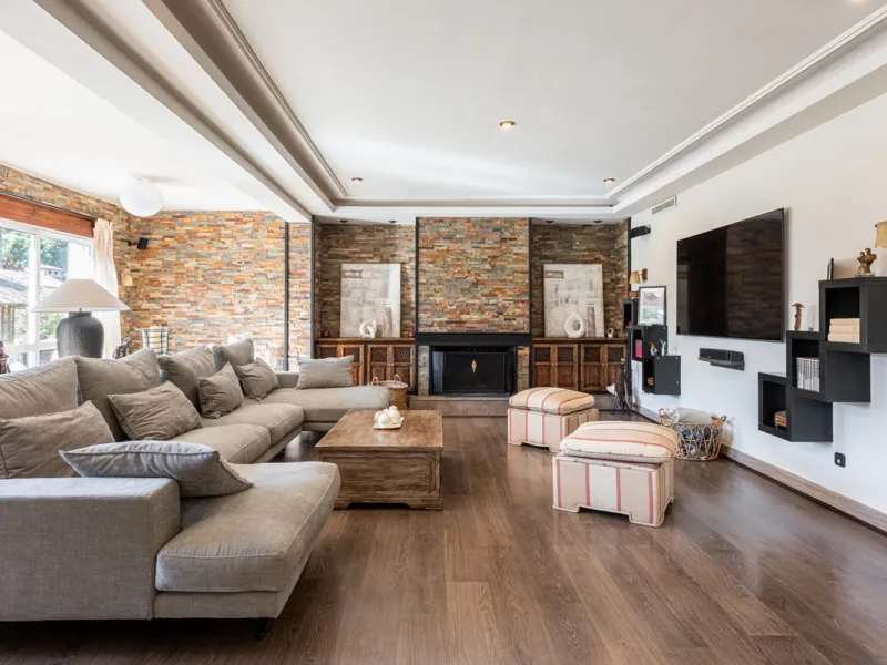 LA CAROLINA: A nice south-facing villa, situated in this conveniently located urbanization on the Golden Mile. Marbella town centre and Puerto Banus is just five minutes drive away. Walking distance to amenities and strategically located for schools and b