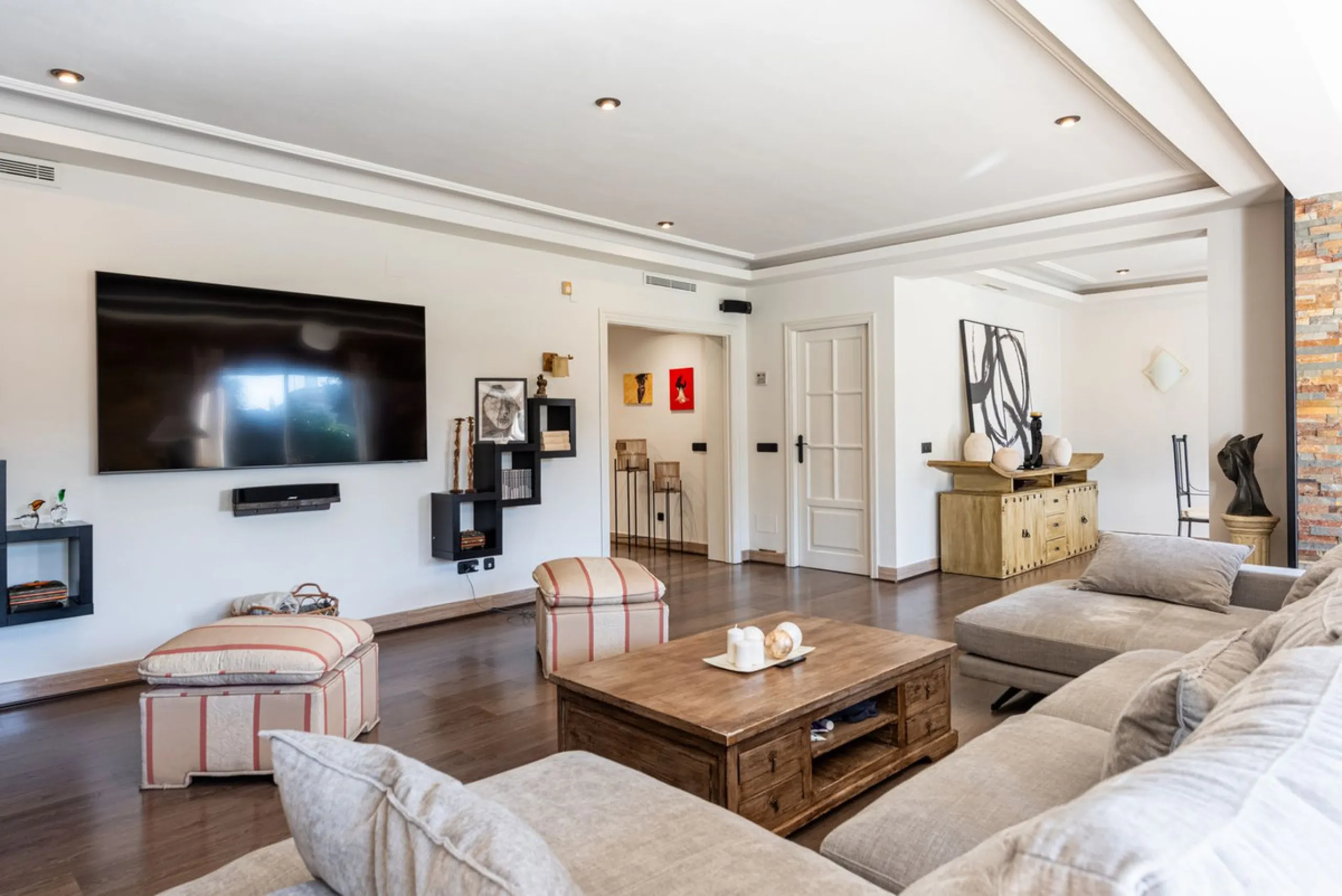 LA CAROLINA: A nice south-facing villa, situated in this conveniently located urbanization on the Golden Mile. Marbella town centre and Puerto Banus is just five minutes drive away. Walking distance to amenities and strategically located for schools and b