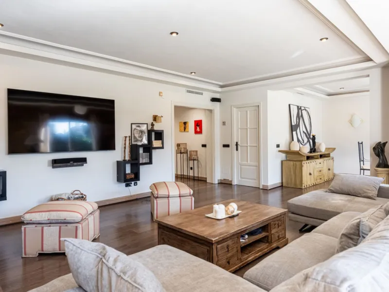 LA CAROLINA: A nice south-facing villa, situated in this conveniently located urbanization on the Golden Mile. Marbella town centre and Puerto Banus is just five minutes drive away. Walking distance to amenities and strategically located for schools and b