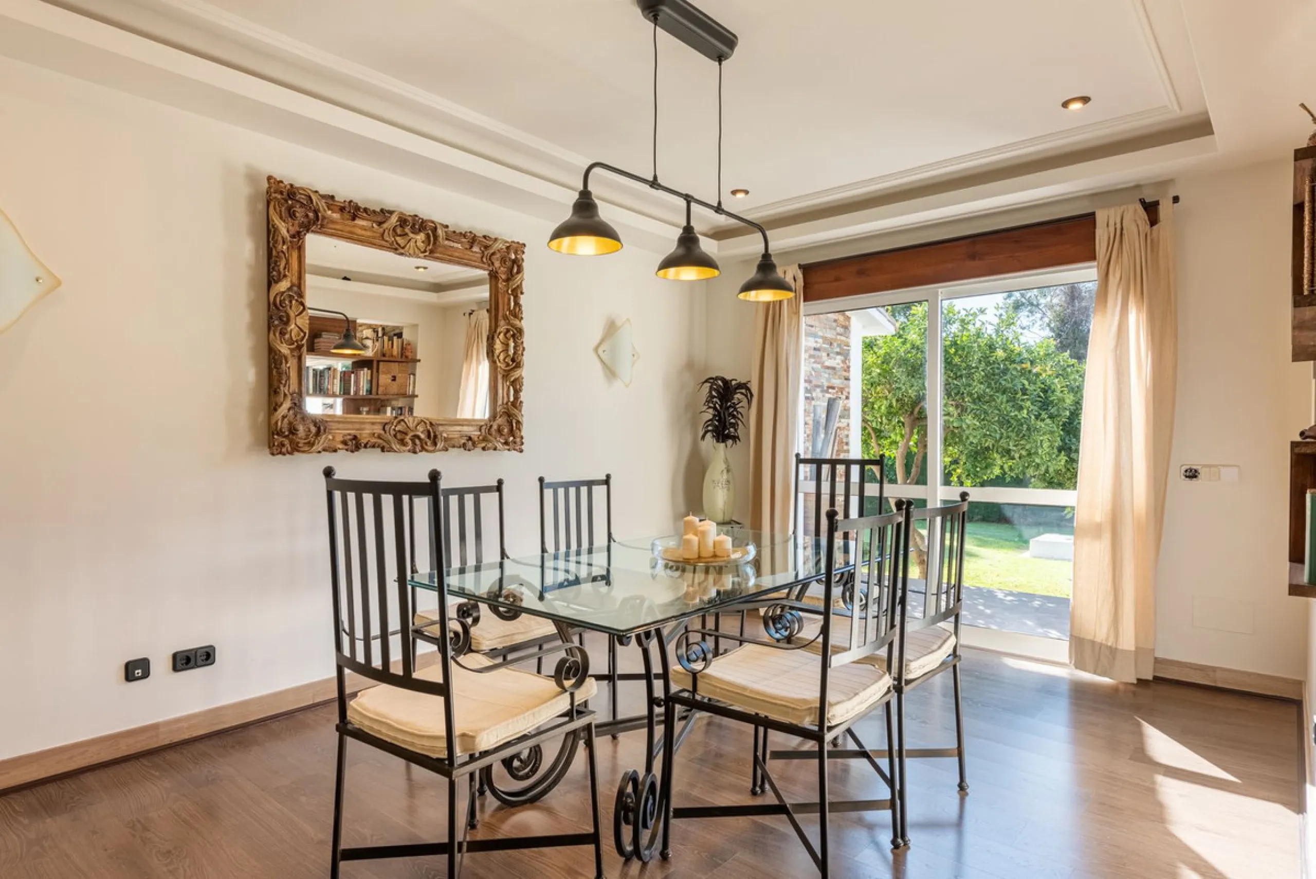 LA CAROLINA: A nice south-facing villa, situated in this conveniently located urbanization on the Golden Mile. Marbella town centre and Puerto Banus is just five minutes drive away. Walking distance to amenities and strategically located for schools and b