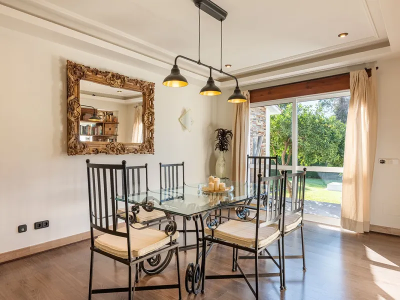 LA CAROLINA: A nice south-facing villa, situated in this conveniently located urbanization on the Golden Mile. Marbella town centre and Puerto Banus is just five minutes drive away. Walking distance to amenities and strategically located for schools and b