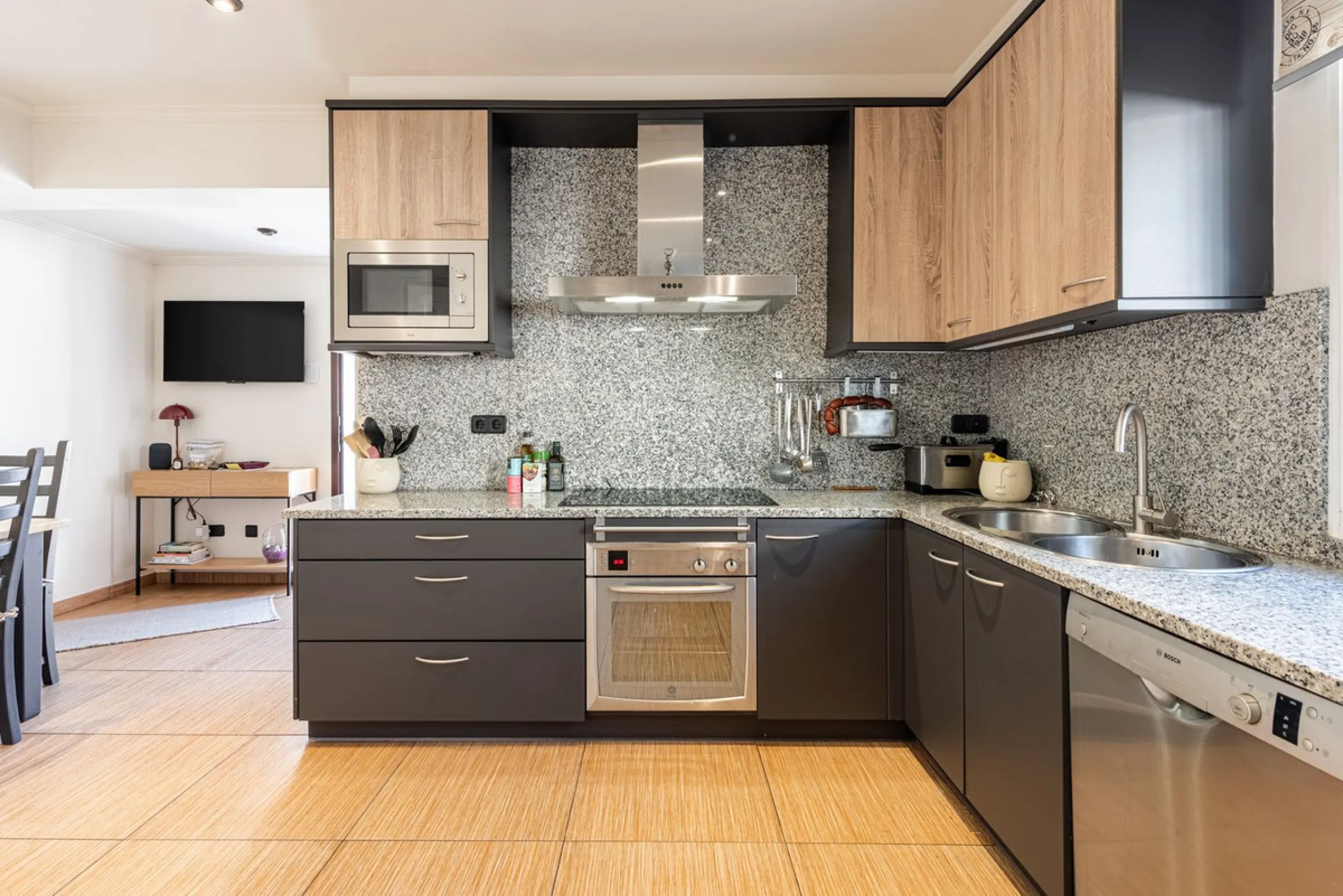 LA CAROLINA: A nice south-facing villa, situated in this conveniently located urbanization on the Golden Mile. Marbella town centre and Puerto Banus is just five minutes drive away. Walking distance to amenities and strategically located for schools and b