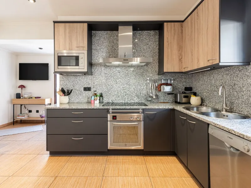 LA CAROLINA: A nice south-facing villa, situated in this conveniently located urbanization on the Golden Mile. Marbella town centre and Puerto Banus is just five minutes drive away. Walking distance to amenities and strategically located for schools and b
