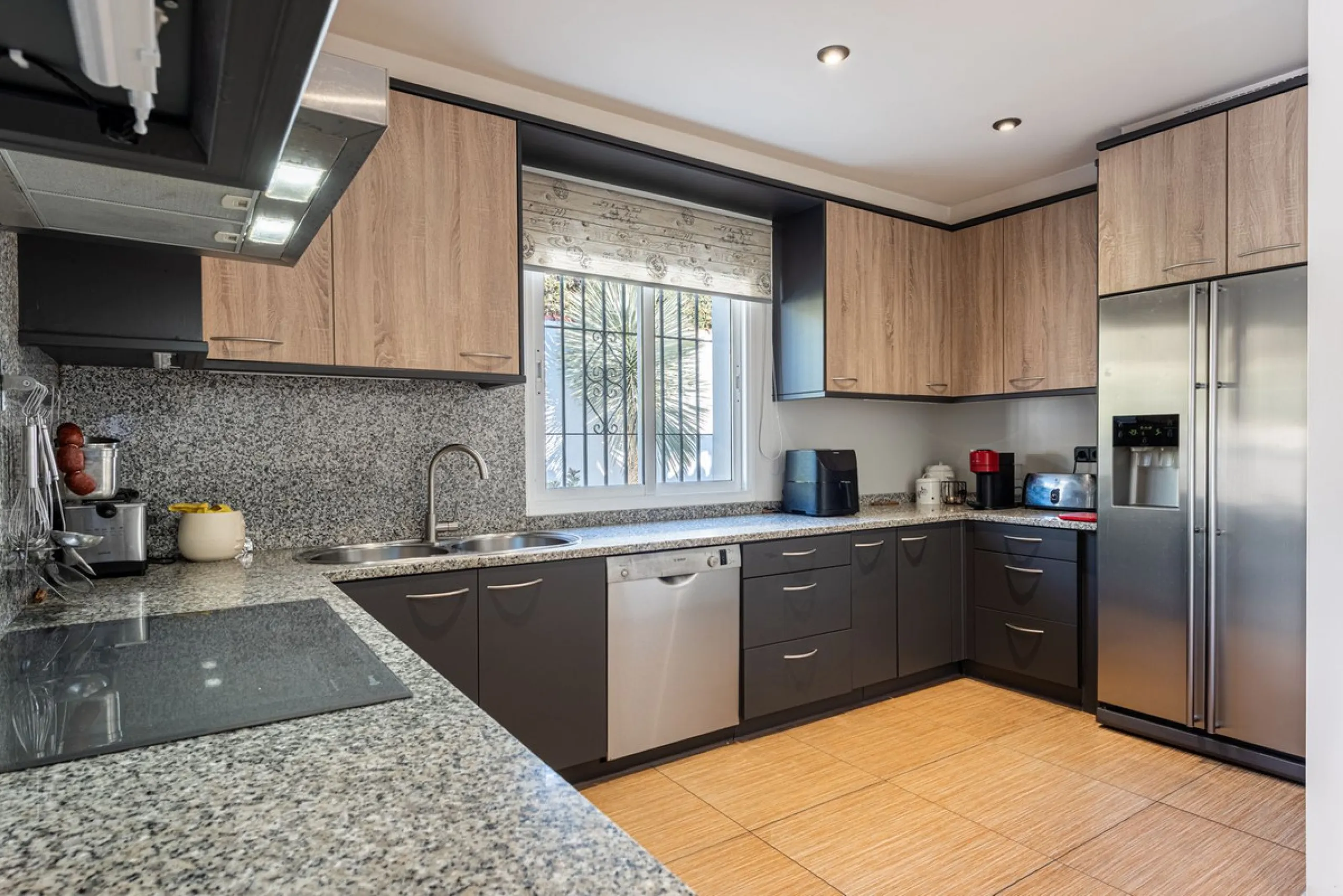 LA CAROLINA: A nice south-facing villa, situated in this conveniently located urbanization on the Golden Mile. Marbella town centre and Puerto Banus is just five minutes drive away. Walking distance to amenities and strategically located for schools and b