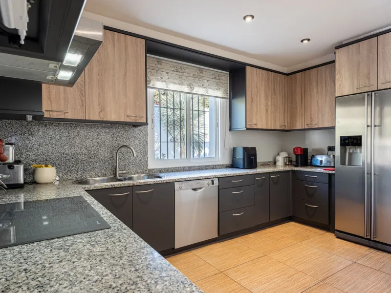 LA CAROLINA: A nice south-facing villa, situated in this conveniently located urbanization on the Golden Mile. Marbella town centre and Puerto Banus is just five minutes drive away. Walking distance to amenities and strategically located for schools and b