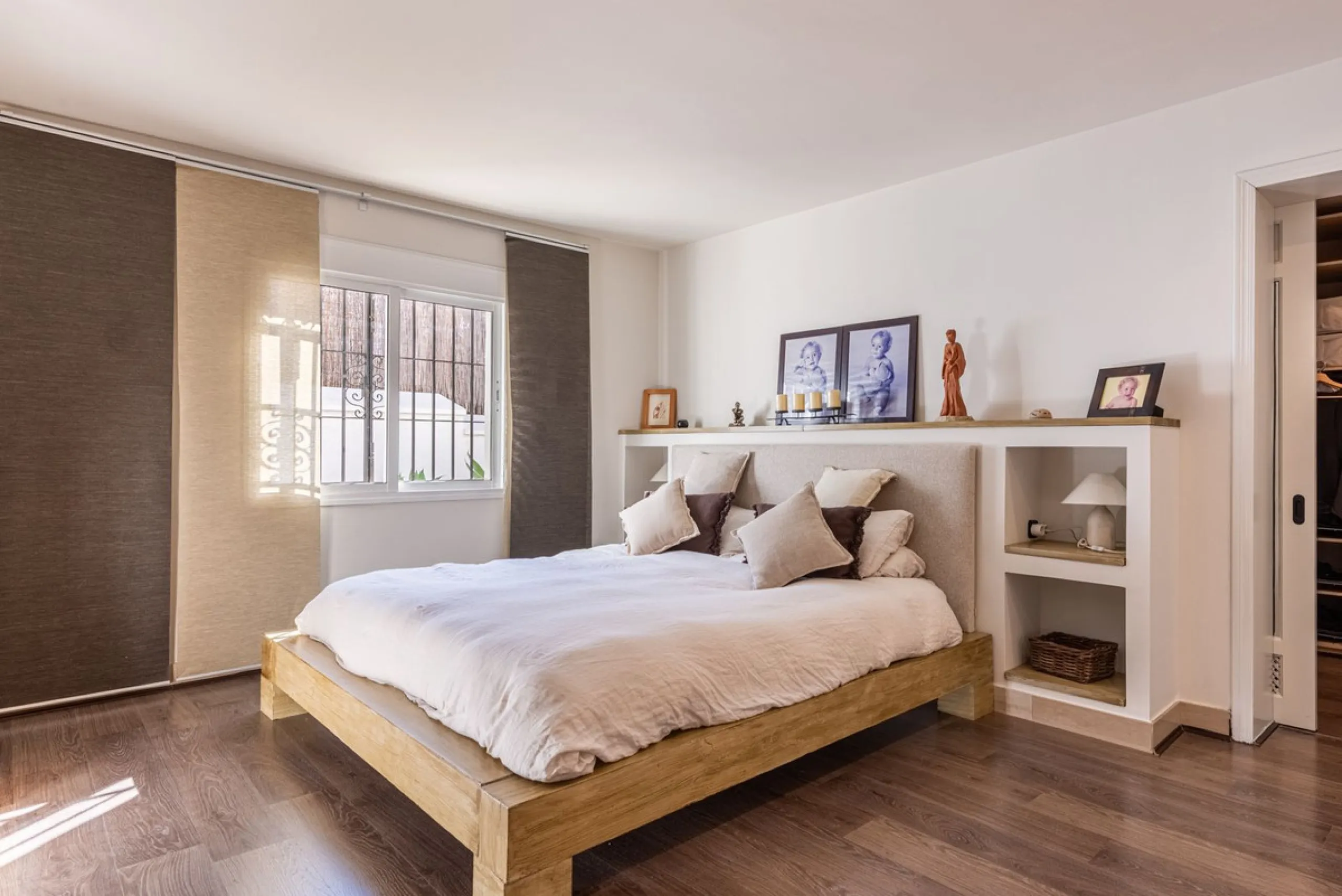 LA CAROLINA: A nice south-facing villa, situated in this conveniently located urbanization on the Golden Mile. Marbella town centre and Puerto Banus is just five minutes drive away. Walking distance to amenities and strategically located for schools and b