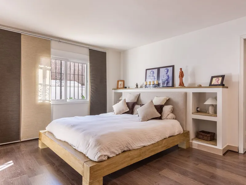 LA CAROLINA: A nice south-facing villa, situated in this conveniently located urbanization on the Golden Mile. Marbella town centre and Puerto Banus is just five minutes drive away. Walking distance to amenities and strategically located for schools and b