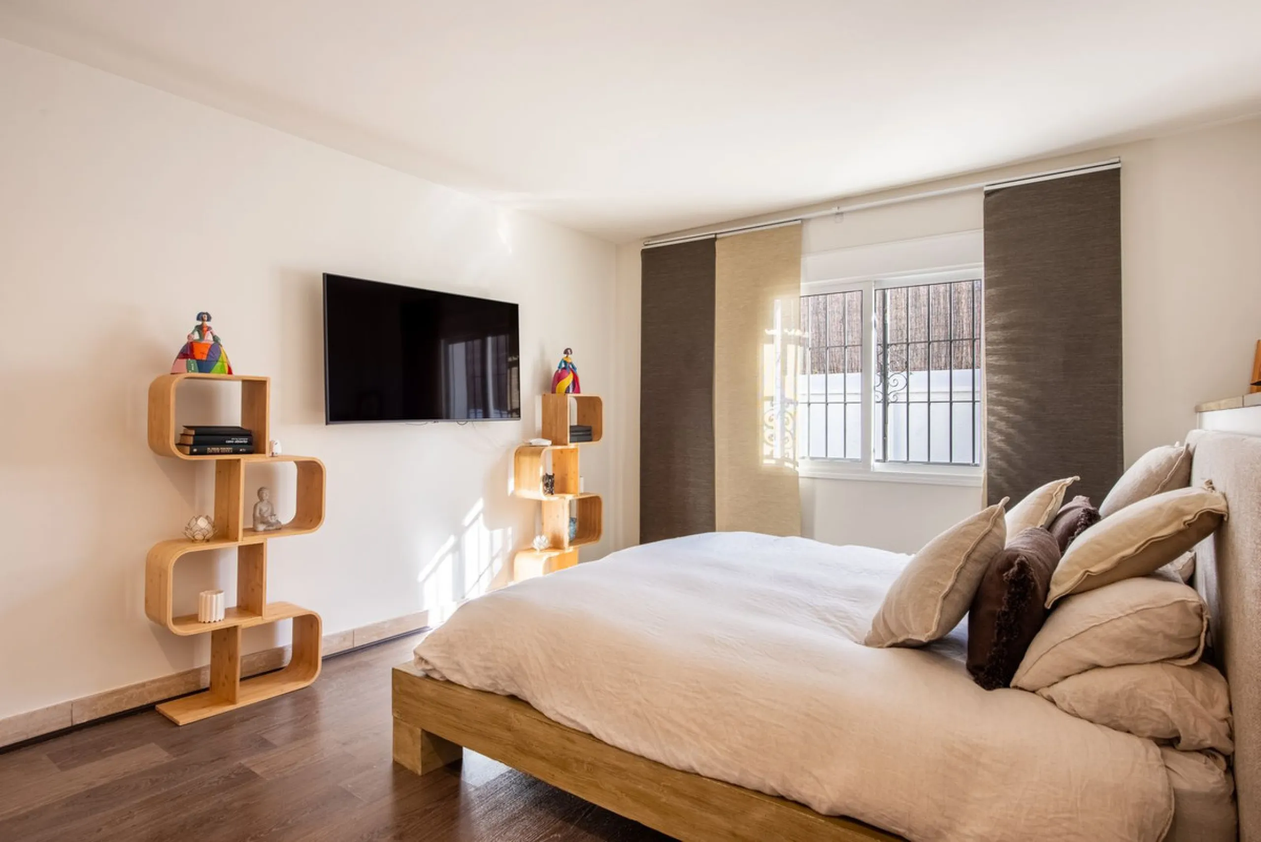 LA CAROLINA: A nice south-facing villa, situated in this conveniently located urbanization on the Golden Mile. Marbella town centre and Puerto Banus is just five minutes drive away. Walking distance to amenities and strategically located for schools and b