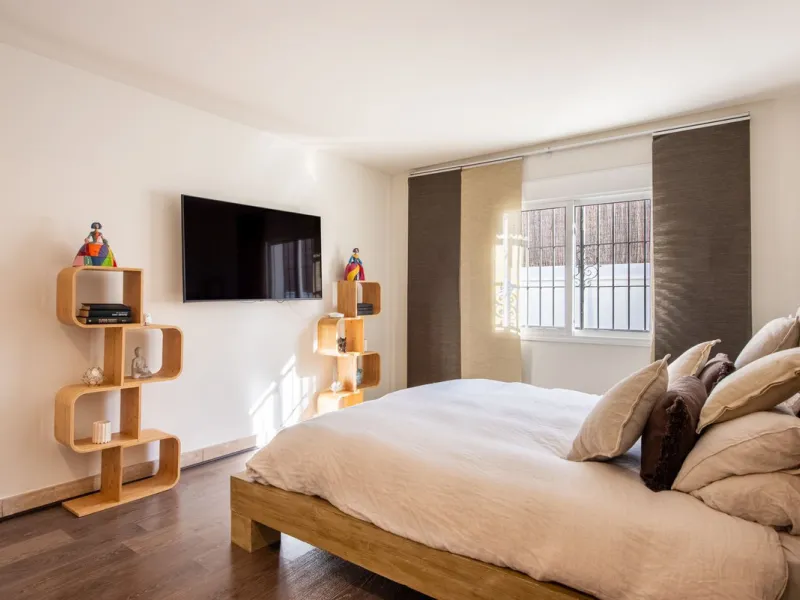 LA CAROLINA: A nice south-facing villa, situated in this conveniently located urbanization on the Golden Mile. Marbella town centre and Puerto Banus is just five minutes drive away. Walking distance to amenities and strategically located for schools and b