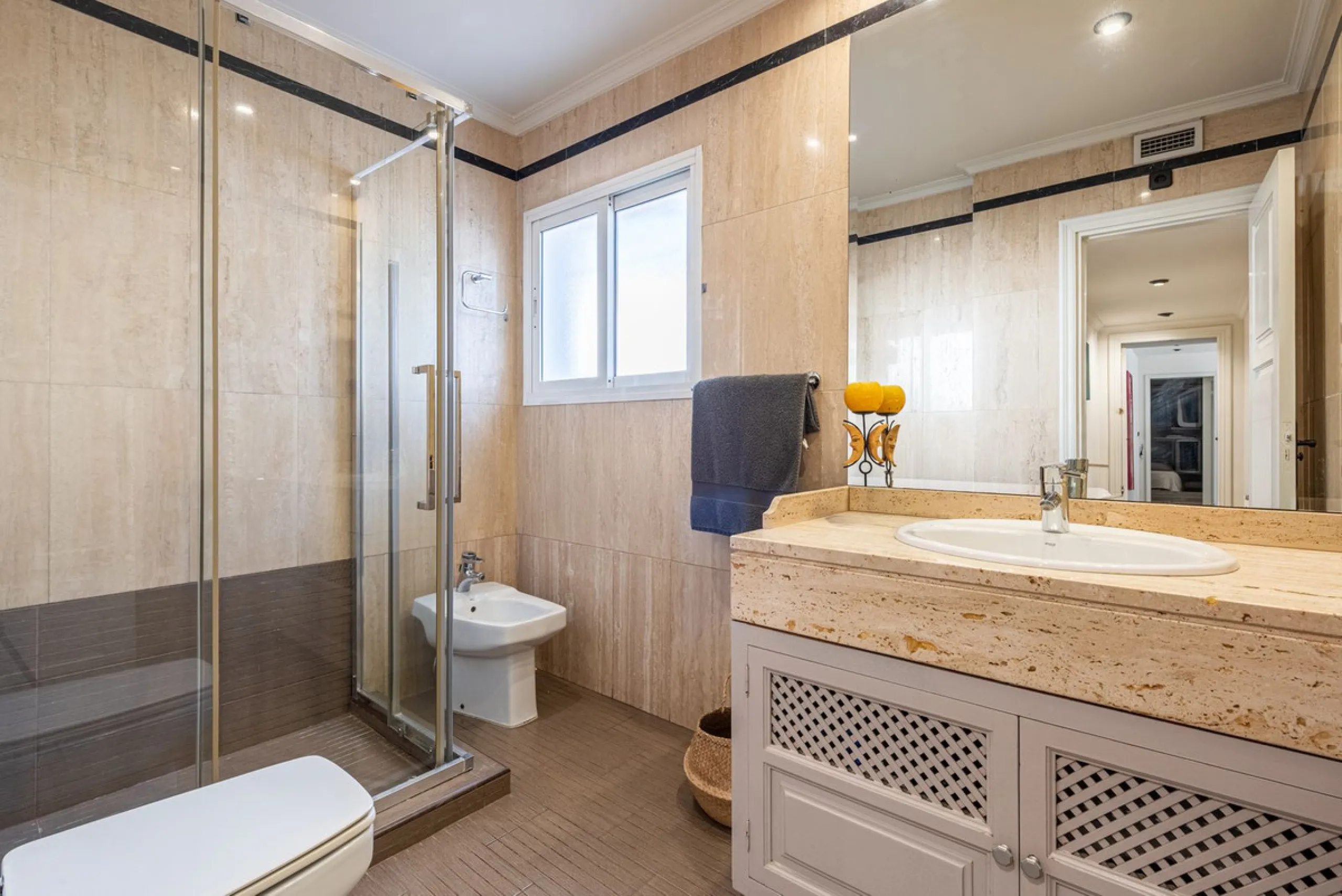 LA CAROLINA: A nice south-facing villa, situated in this conveniently located urbanization on the Golden Mile. Marbella town centre and Puerto Banus is just five minutes drive away. Walking distance to amenities and strategically located for schools and b
