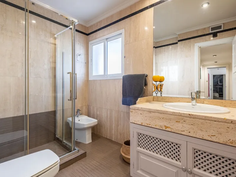 LA CAROLINA: A nice south-facing villa, situated in this conveniently located urbanization on the Golden Mile. Marbella town centre and Puerto Banus is just five minutes drive away. Walking distance to amenities and strategically located for schools and b