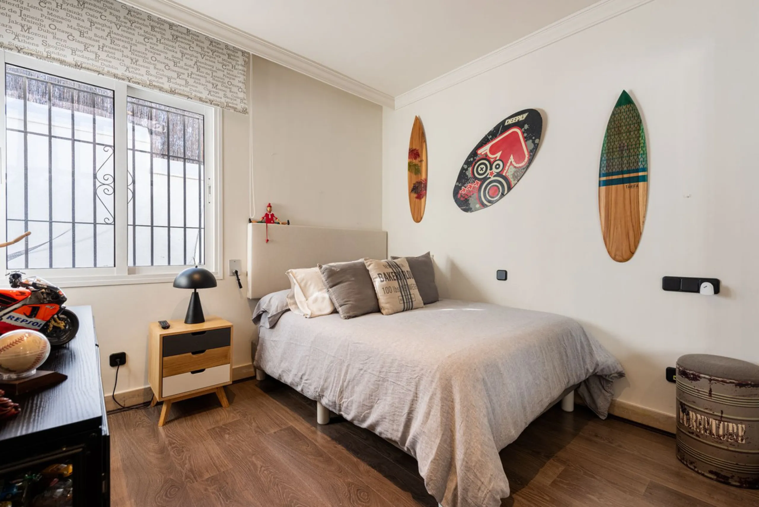 LA CAROLINA: A nice south-facing villa, situated in this conveniently located urbanization on the Golden Mile. Marbella town centre and Puerto Banus is just five minutes drive away. Walking distance to amenities and strategically located for schools and b