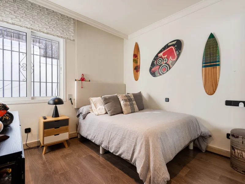 LA CAROLINA: A nice south-facing villa, situated in this conveniently located urbanization on the Golden Mile. Marbella town centre and Puerto Banus is just five minutes drive away. Walking distance to amenities and strategically located for schools and b