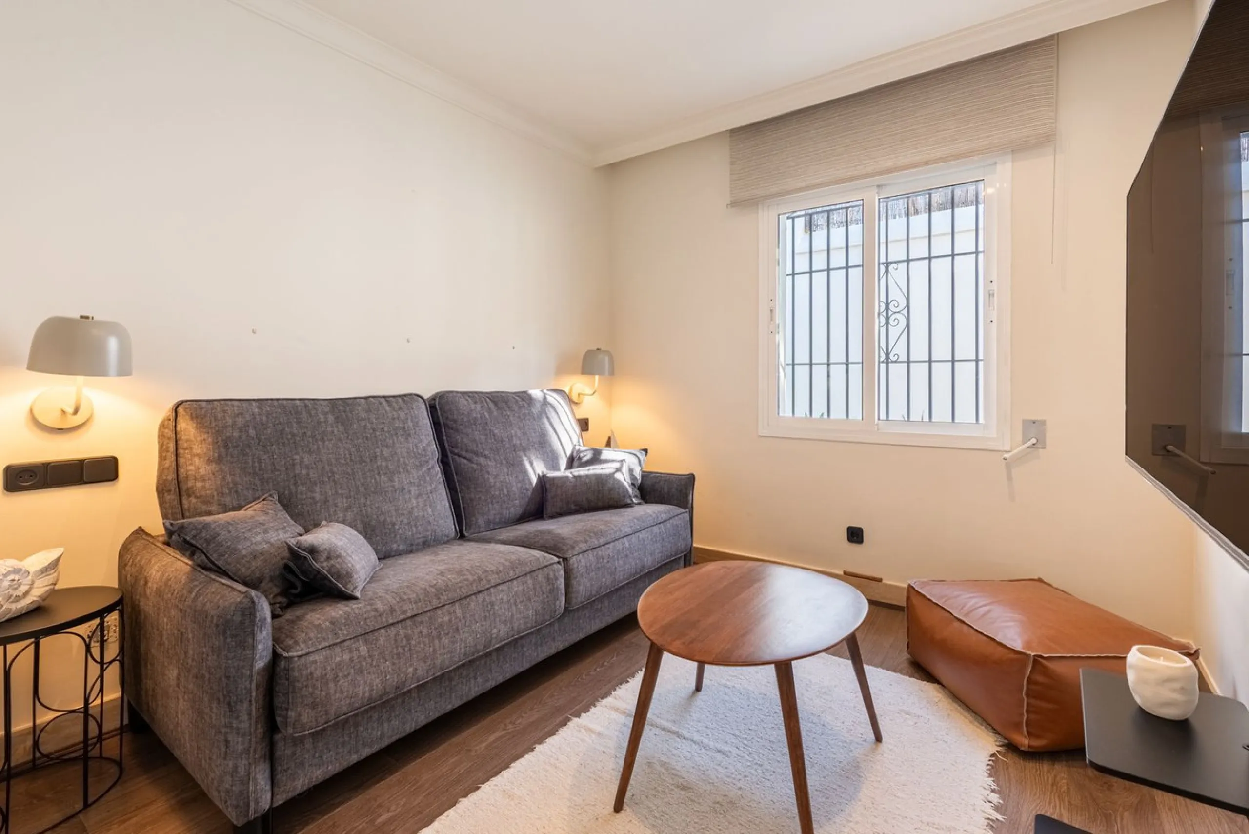 LA CAROLINA: A nice south-facing villa, situated in this conveniently located urbanization on the Golden Mile. Marbella town centre and Puerto Banus is just five minutes drive away. Walking distance to amenities and strategically located for schools and b