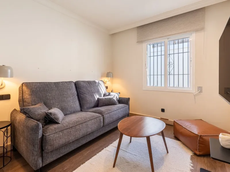 LA CAROLINA: A nice south-facing villa, situated in this conveniently located urbanization on the Golden Mile. Marbella town centre and Puerto Banus is just five minutes drive away. Walking distance to amenities and strategically located for schools and b
