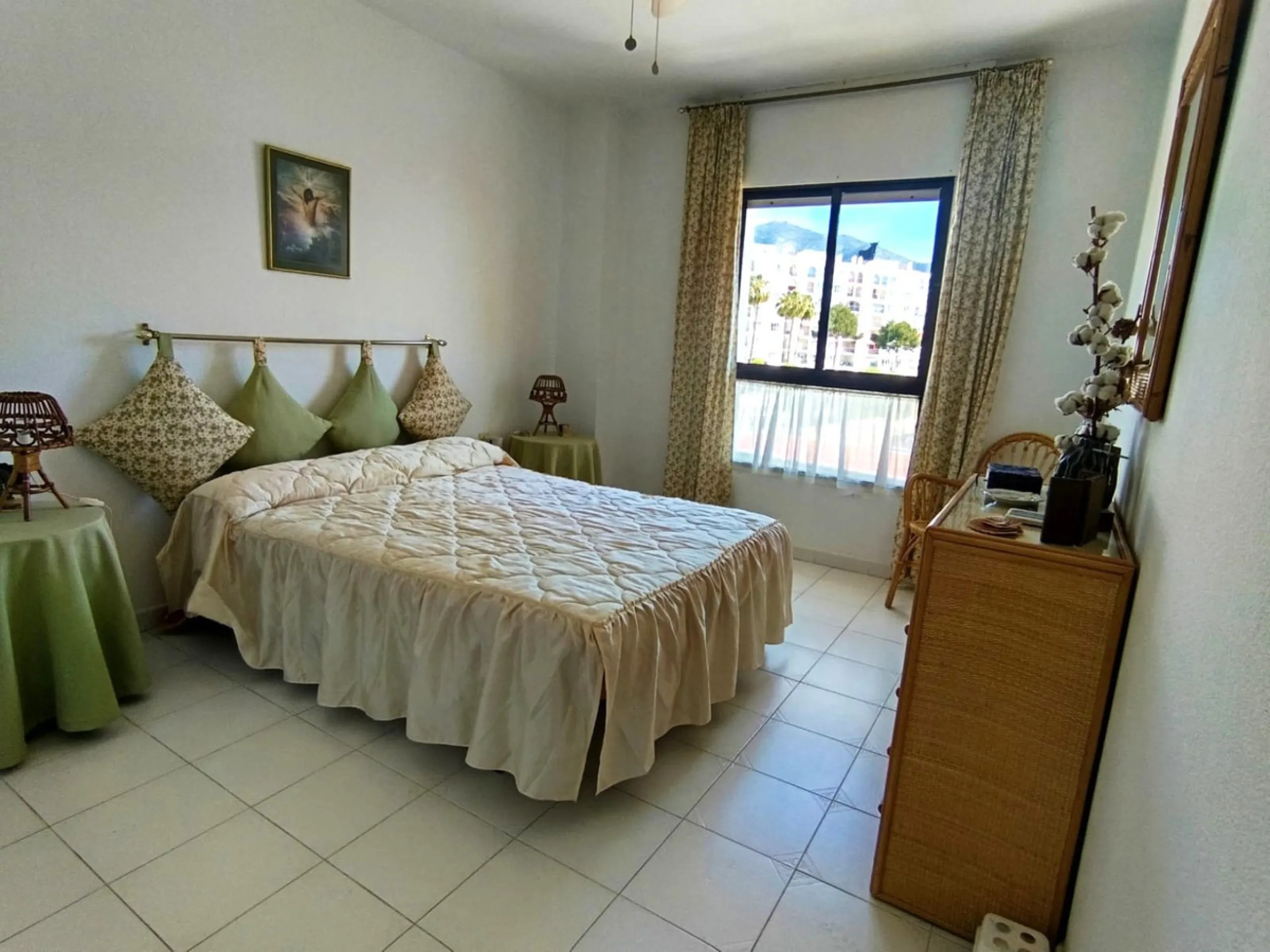 Fantastic 2-bedroom, 2-bathroom apartment located in a superb beachfront complex.