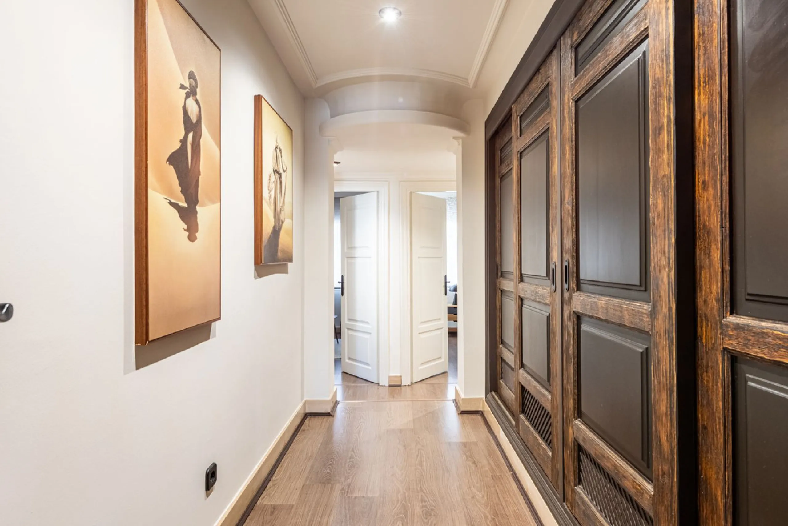 LA CAROLINA: A nice south-facing villa, situated in this conveniently located urbanization on the Golden Mile. Marbella town centre and Puerto Banus is just five minutes drive away. Walking distance to amenities and strategically located for schools and b