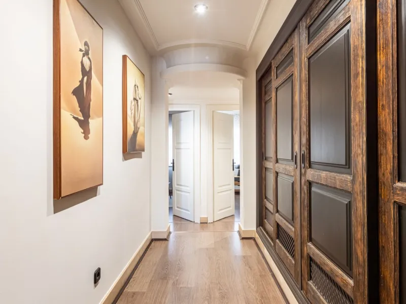 LA CAROLINA: A nice south-facing villa, situated in this conveniently located urbanization on the Golden Mile. Marbella town centre and Puerto Banus is just five minutes drive away. Walking distance to amenities and strategically located for schools and b