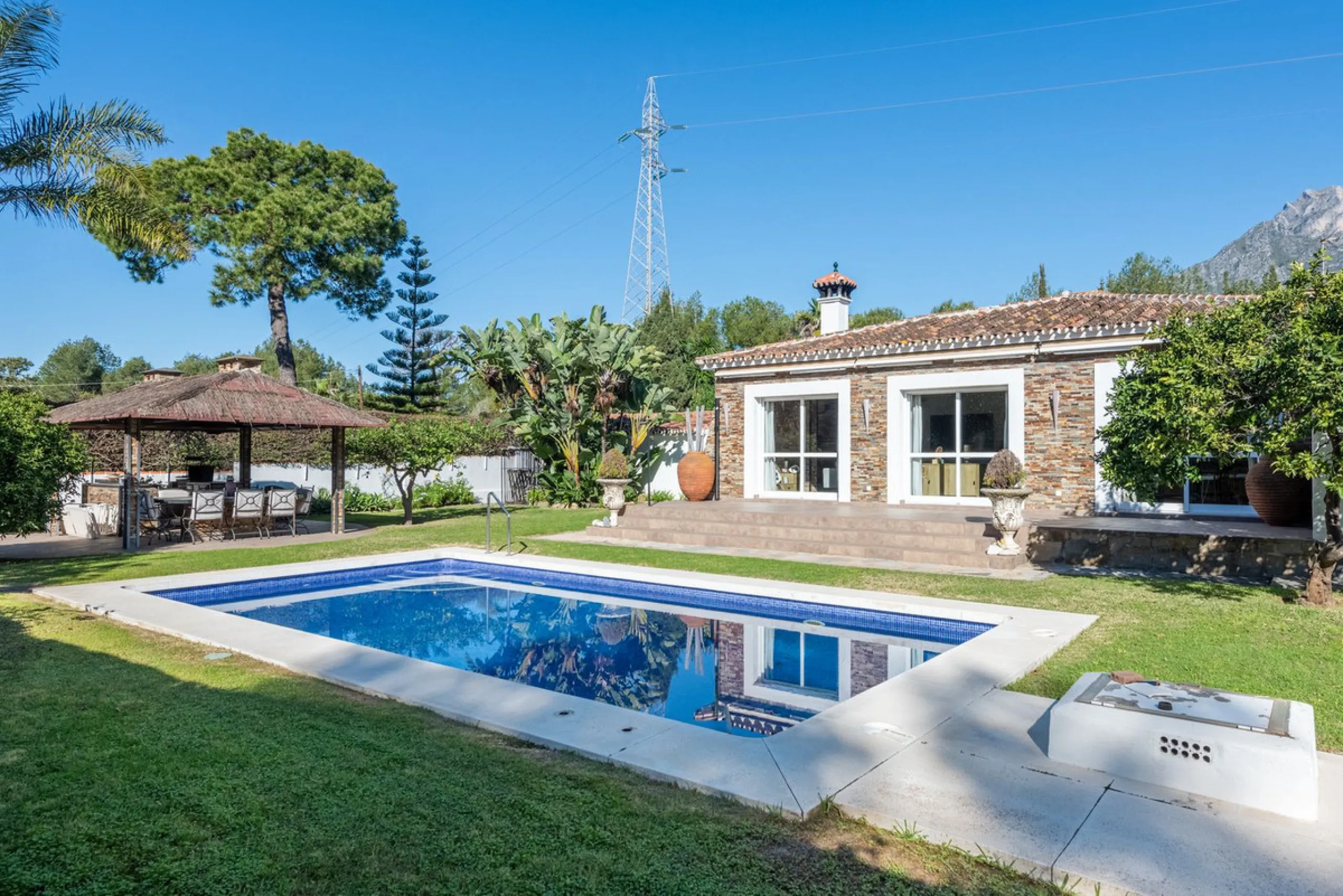 LA CAROLINA: A nice south-facing villa, situated in this conveniently located urbanization on the Golden Mile. Marbella town centre and Puerto Banus is just five minutes drive away. Walking distance to amenities and strategically located for schools and b