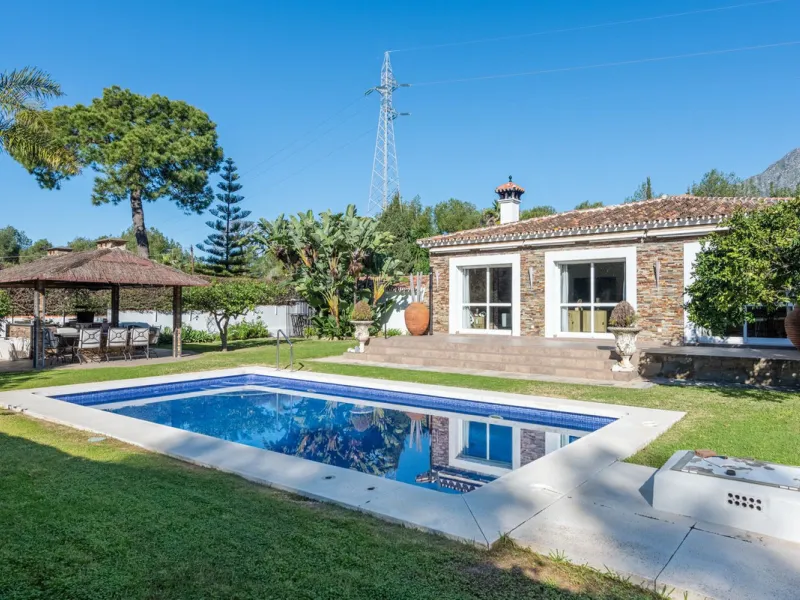 LA CAROLINA: A nice south-facing villa, situated in this conveniently located urbanization on the Golden Mile. Marbella town centre and Puerto Banus is just five minutes drive away. Walking distance to amenities and strategically located for schools and b