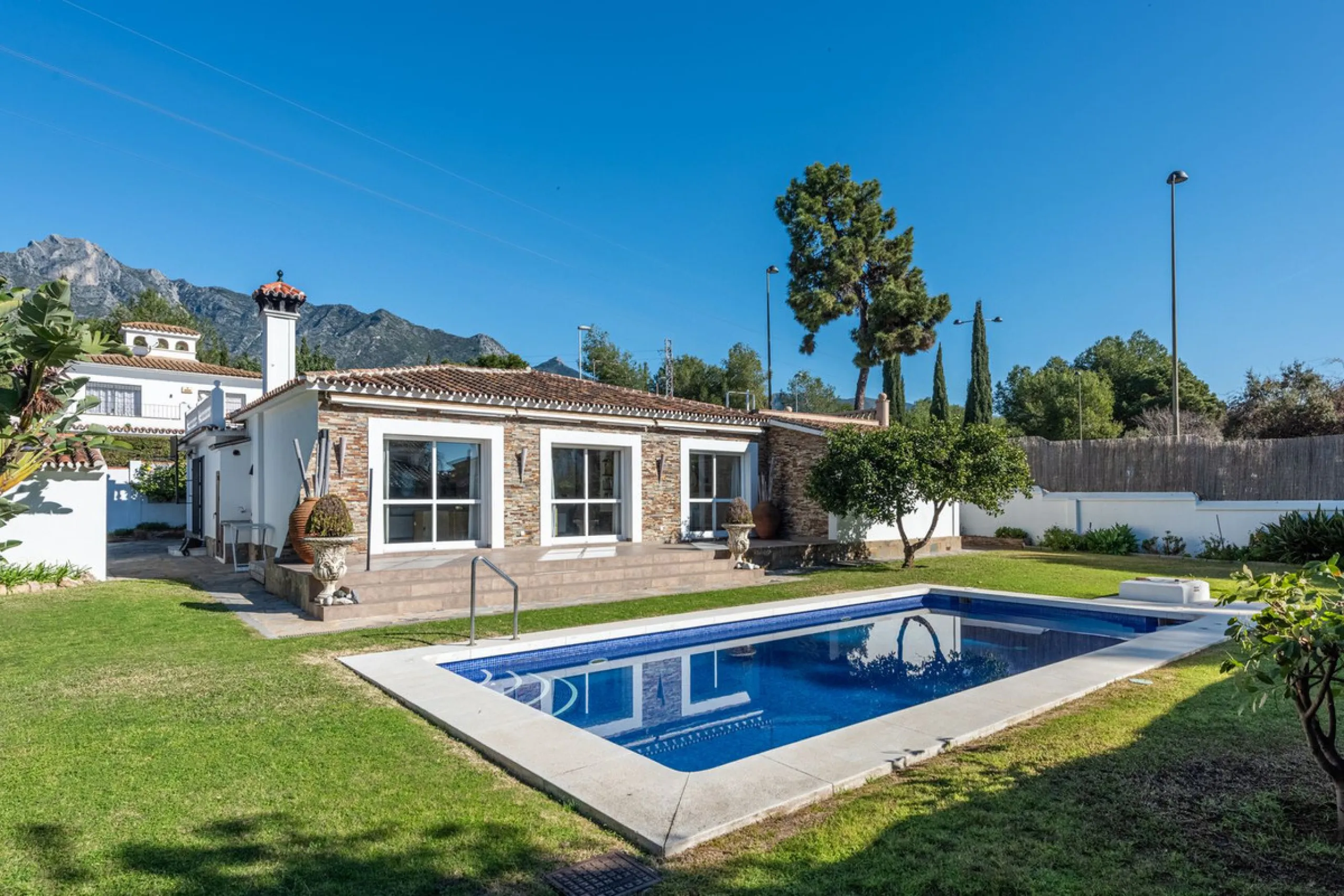 LA CAROLINA: A nice south-facing villa, situated in this conveniently located urbanization on the Golden Mile. Marbella town centre and Puerto Banus is just five minutes drive away. Walking distance to amenities and strategically located for schools and b