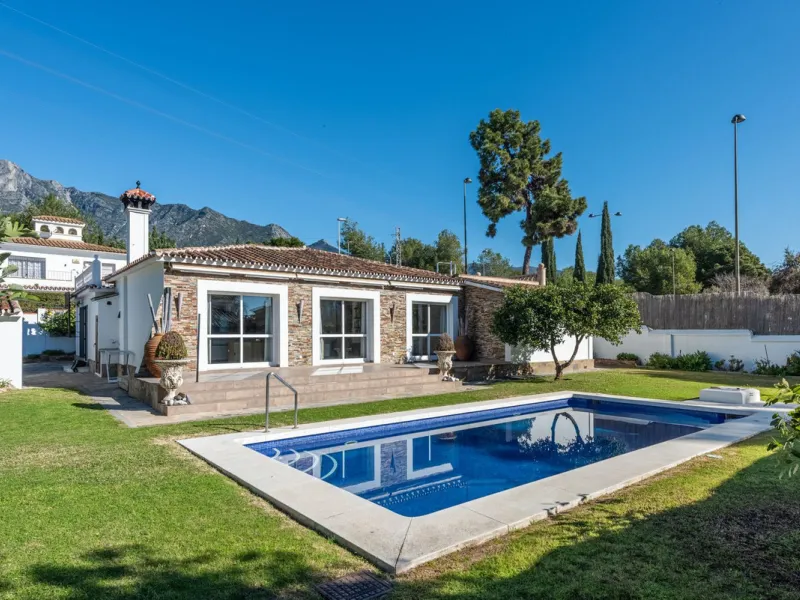 LA CAROLINA: A nice south-facing villa, situated in this conveniently located urbanization on the Golden Mile. Marbella town centre and Puerto Banus is just five minutes drive away. Walking distance to amenities and strategically located for schools and b