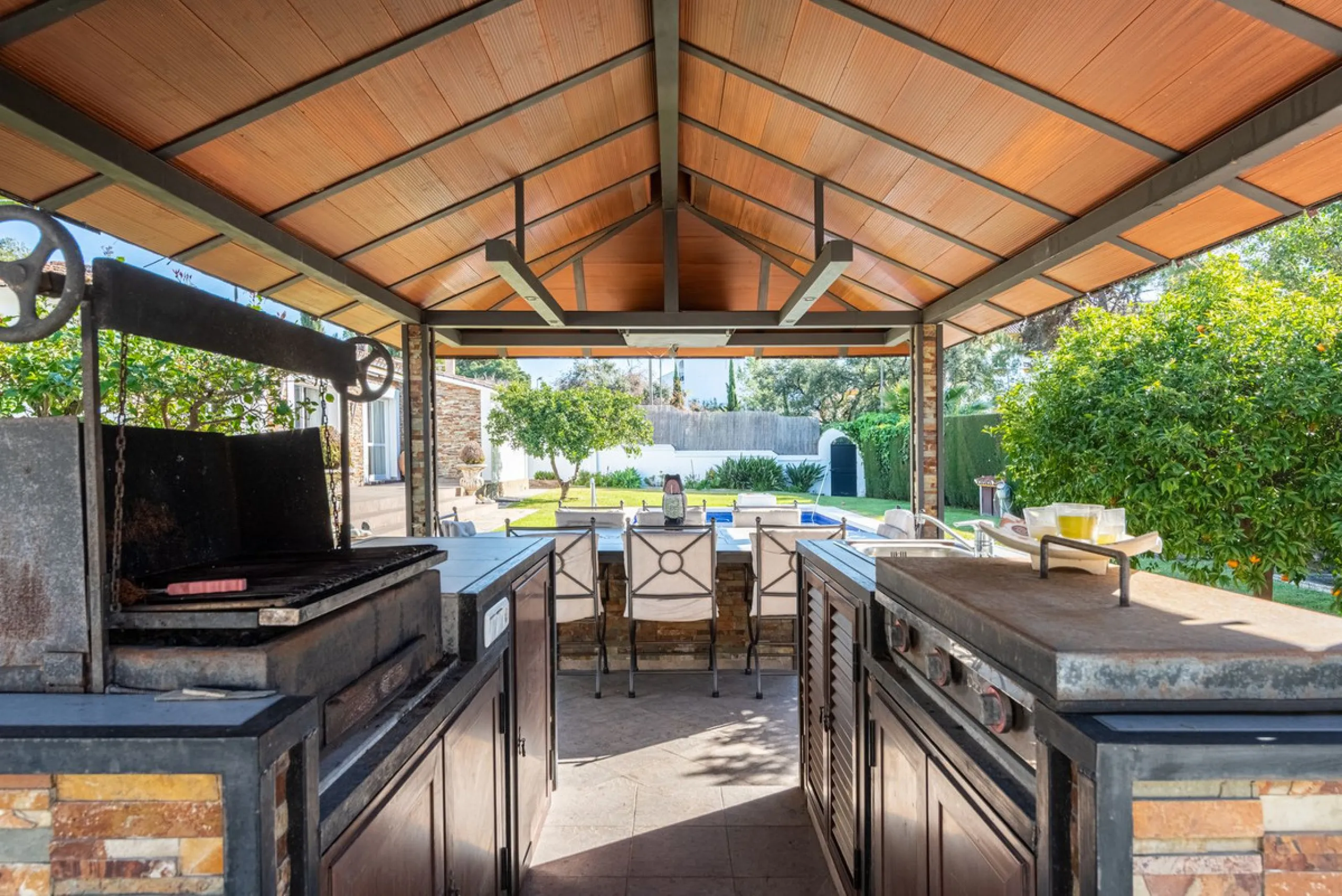 LA CAROLINA: A nice south-facing villa, situated in this conveniently located urbanization on the Golden Mile. Marbella town centre and Puerto Banus is just five minutes drive away. Walking distance to amenities and strategically located for schools and b