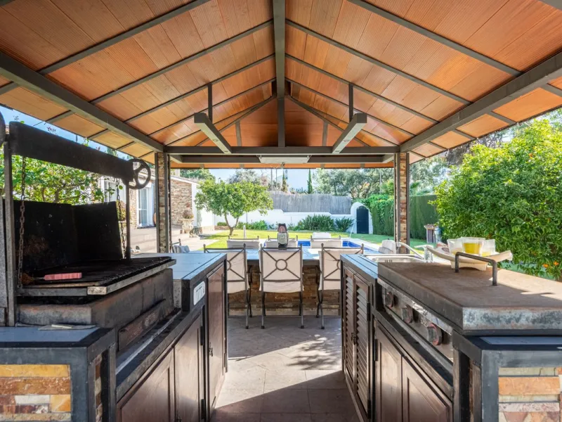 LA CAROLINA: A nice south-facing villa, situated in this conveniently located urbanization on the Golden Mile. Marbella town centre and Puerto Banus is just five minutes drive away. Walking distance to amenities and strategically located for schools and b