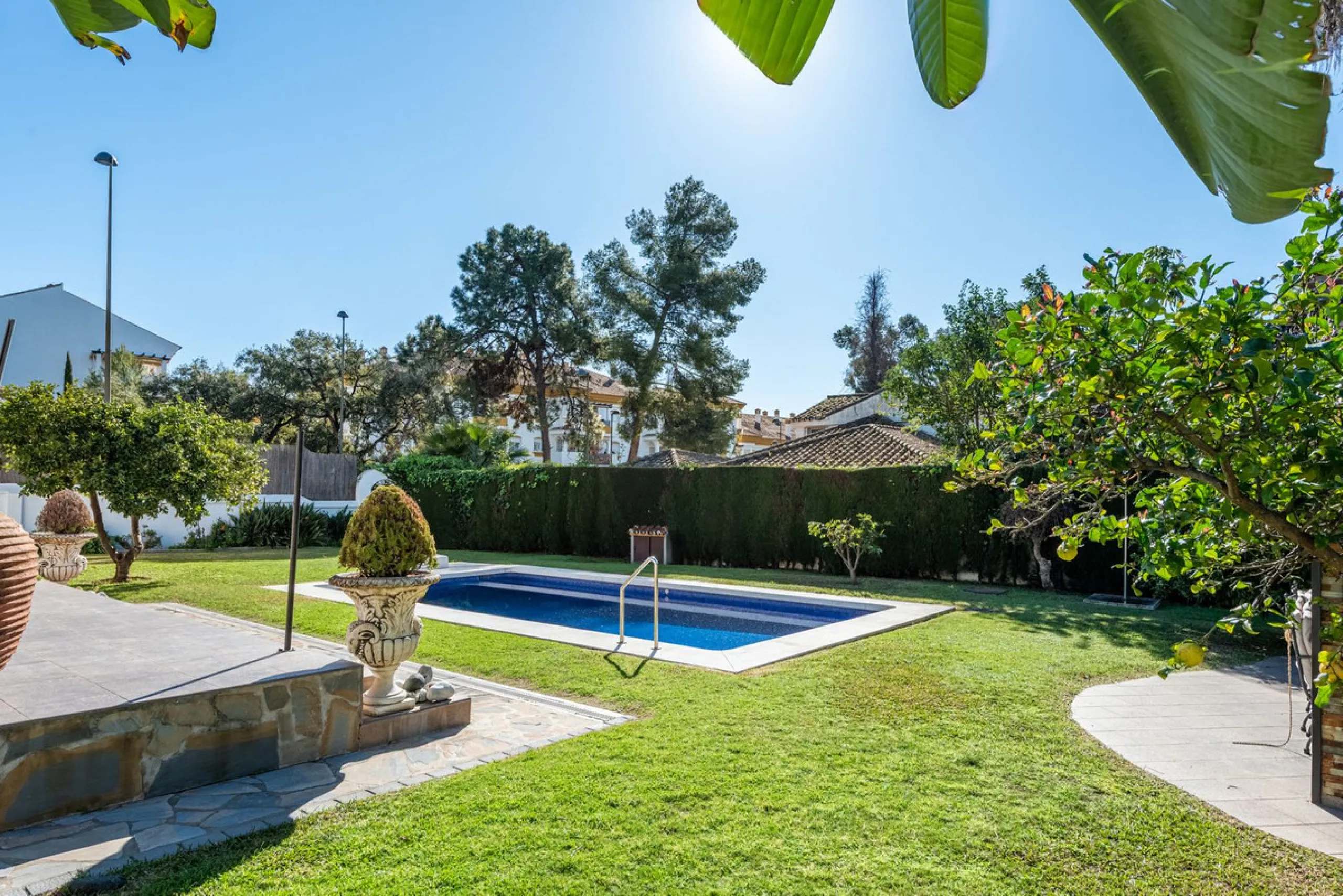 LA CAROLINA: A nice south-facing villa, situated in this conveniently located urbanization on the Golden Mile. Marbella town centre and Puerto Banus is just five minutes drive away. Walking distance to amenities and strategically located for schools and b