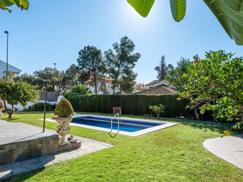 LA CAROLINA: A nice south-facing villa, situated in this conveniently located urbanization on the Golden Mile. Marbella town centre and Puerto Banus is just five minutes drive away. Walking distance to amenities and strategically located for schools and b