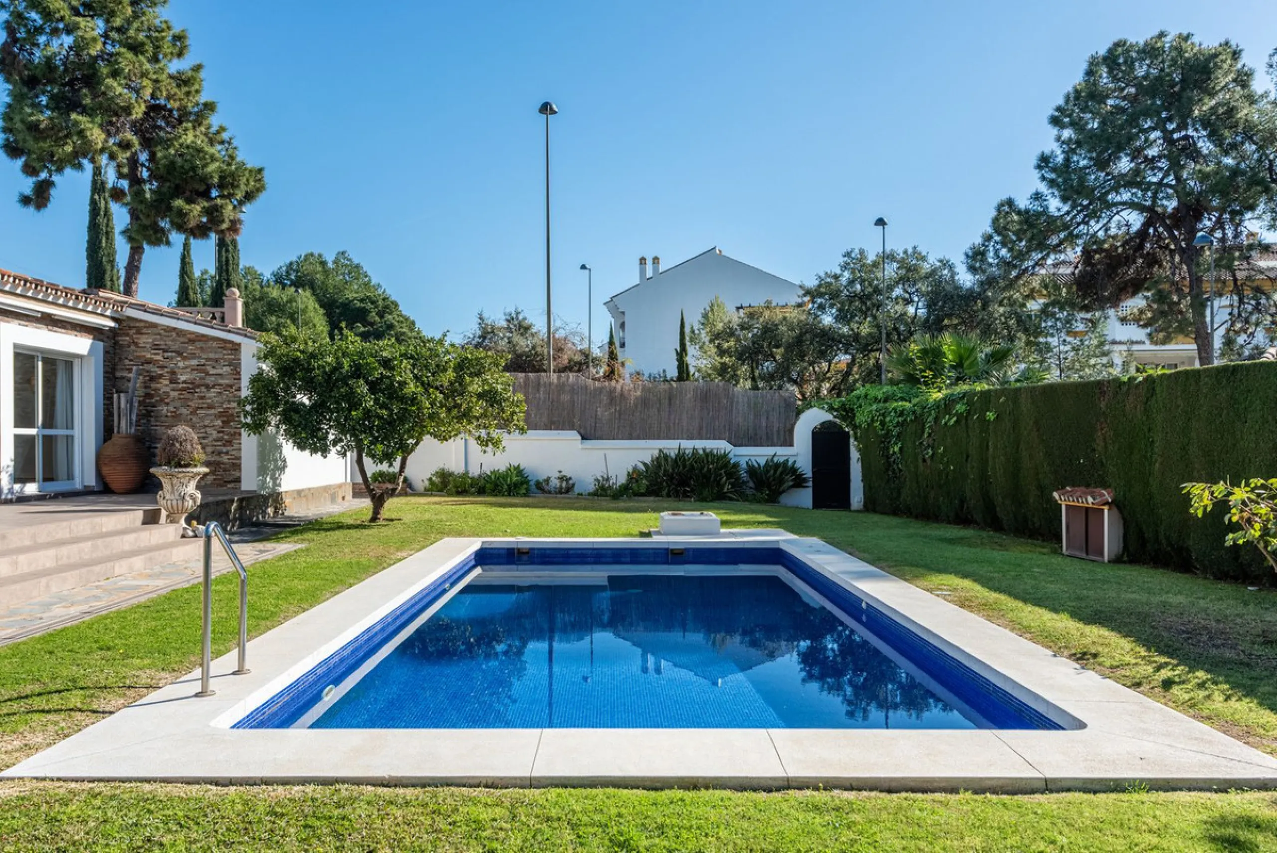 LA CAROLINA: A nice south-facing villa, situated in this conveniently located urbanization on the Golden Mile. Marbella town centre and Puerto Banus is just five minutes drive away. Walking distance to amenities and strategically located for schools and b
