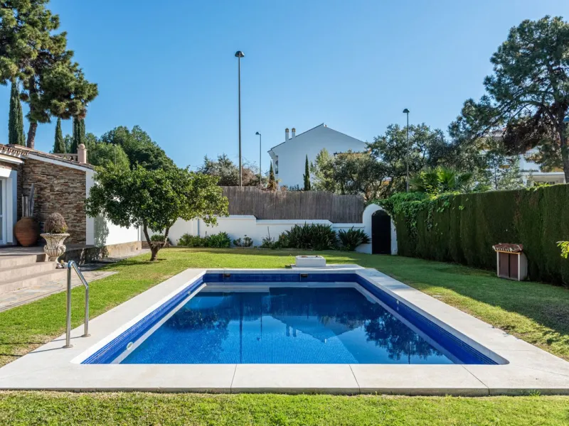 LA CAROLINA: A nice south-facing villa, situated in this conveniently located urbanization on the Golden Mile. Marbella town centre and Puerto Banus is just five minutes drive away. Walking distance to amenities and strategically located for schools and b