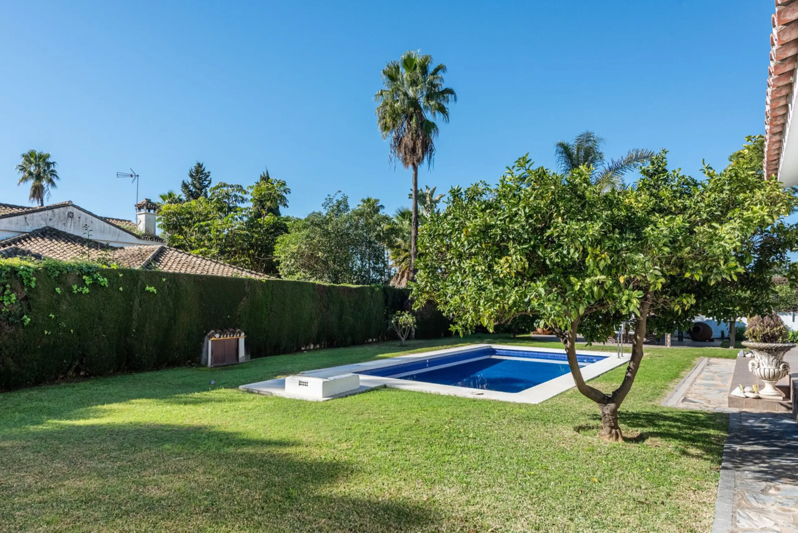 LA CAROLINA: A nice south-facing villa, situated in this conveniently located urbanization on the Golden Mile. Marbella town centre and Puerto Banus is just five minutes drive away. Walking distance to amenities and strategically located for schools and b