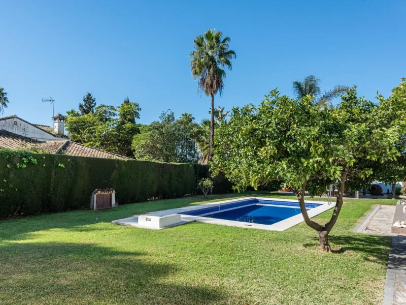 LA CAROLINA: A nice south-facing villa, situated in this conveniently located urbanization on the Golden Mile. Marbella town centre and Puerto Banus is just five minutes drive away. Walking distance to amenities and strategically located for schools and b
