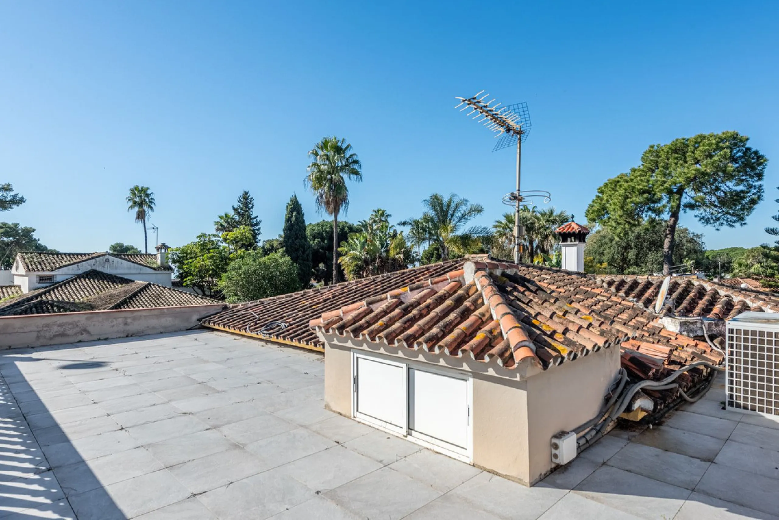 LA CAROLINA: A nice south-facing villa, situated in this conveniently located urbanization on the Golden Mile. Marbella town centre and Puerto Banus is just five minutes drive away. Walking distance to amenities and strategically located for schools and b