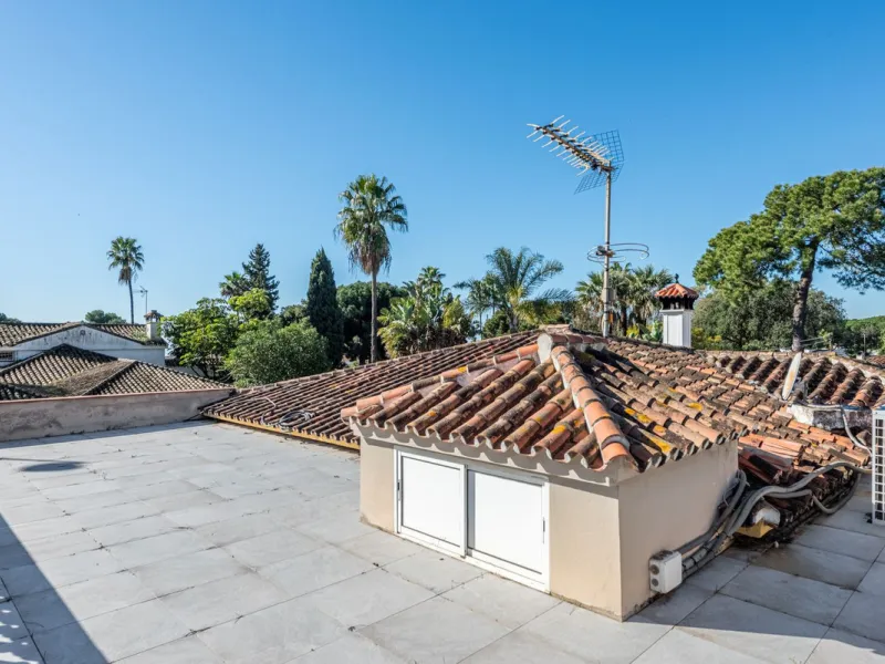 LA CAROLINA: A nice south-facing villa, situated in this conveniently located urbanization on the Golden Mile. Marbella town centre and Puerto Banus is just five minutes drive away. Walking distance to amenities and strategically located for schools and b