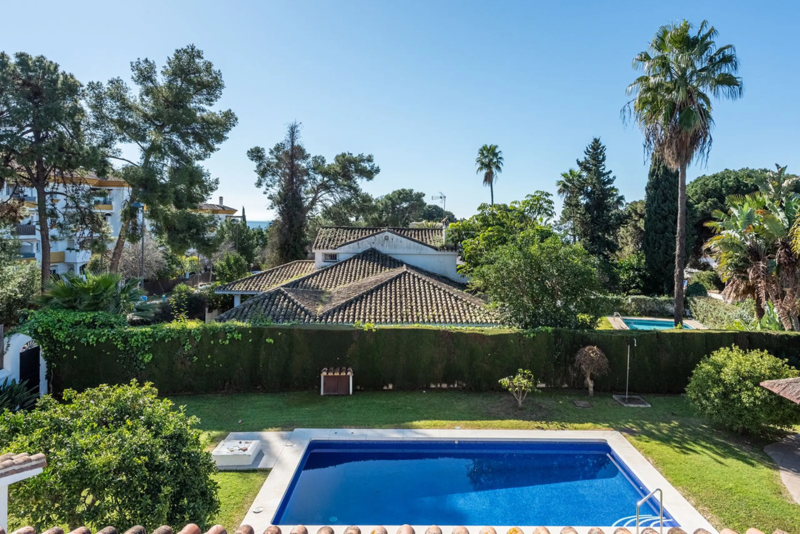 LA CAROLINA: A nice south-facing villa, situated in this conveniently located urbanization on the Golden Mile. Marbella town centre and Puerto Banus is just five minutes drive away. Walking distance to amenities and strategically located for schools and b