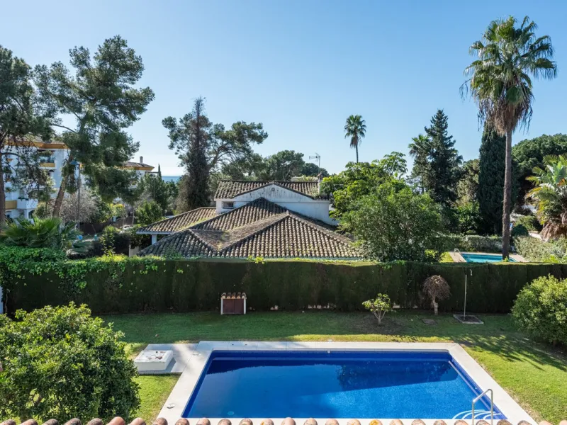 LA CAROLINA: A nice south-facing villa, situated in this conveniently located urbanization on the Golden Mile. Marbella town centre and Puerto Banus is just five minutes drive away. Walking distance to amenities and strategically located for schools and b