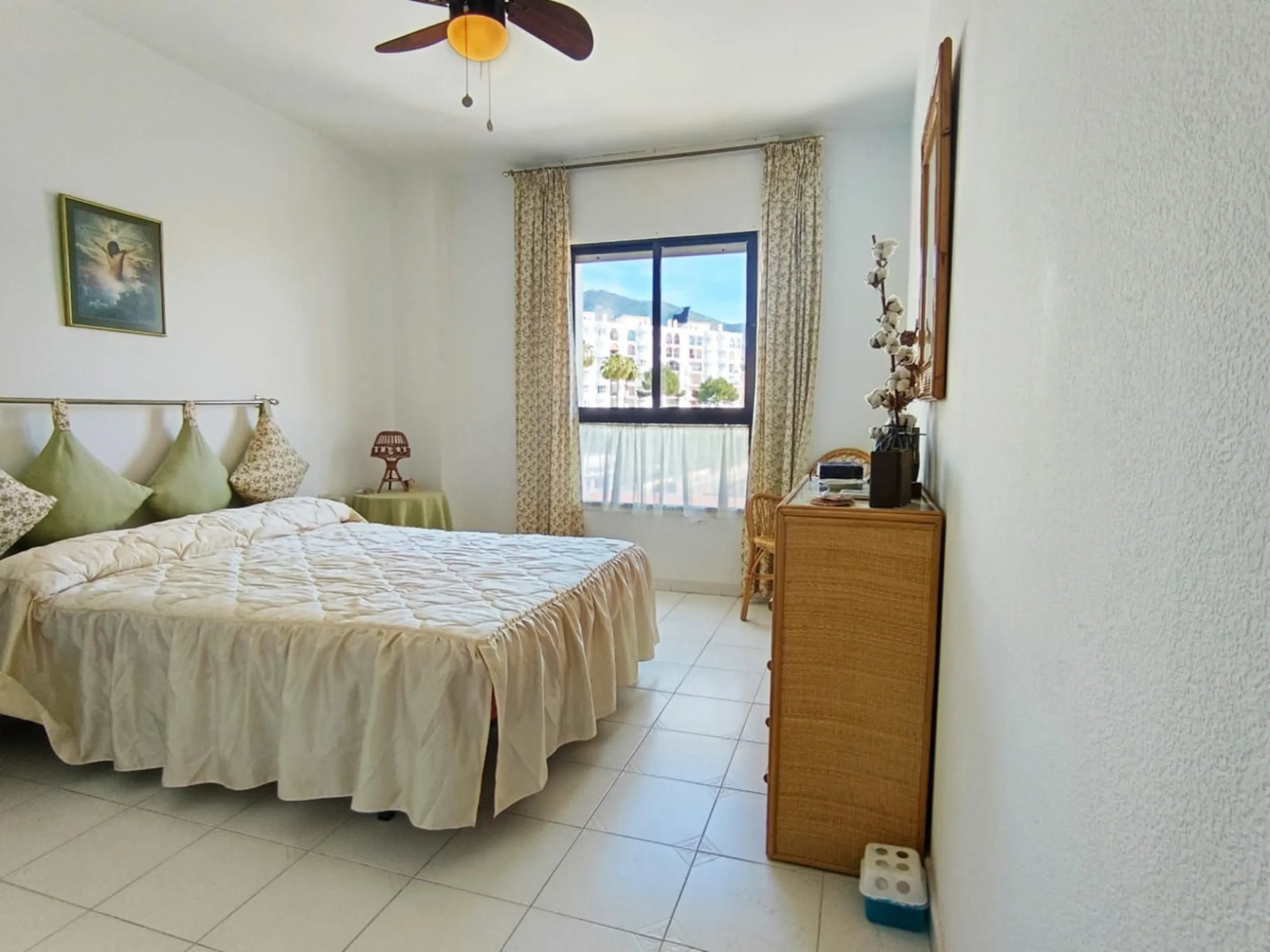 Fantastic 2-bedroom, 2-bathroom apartment located in a superb beachfront complex.