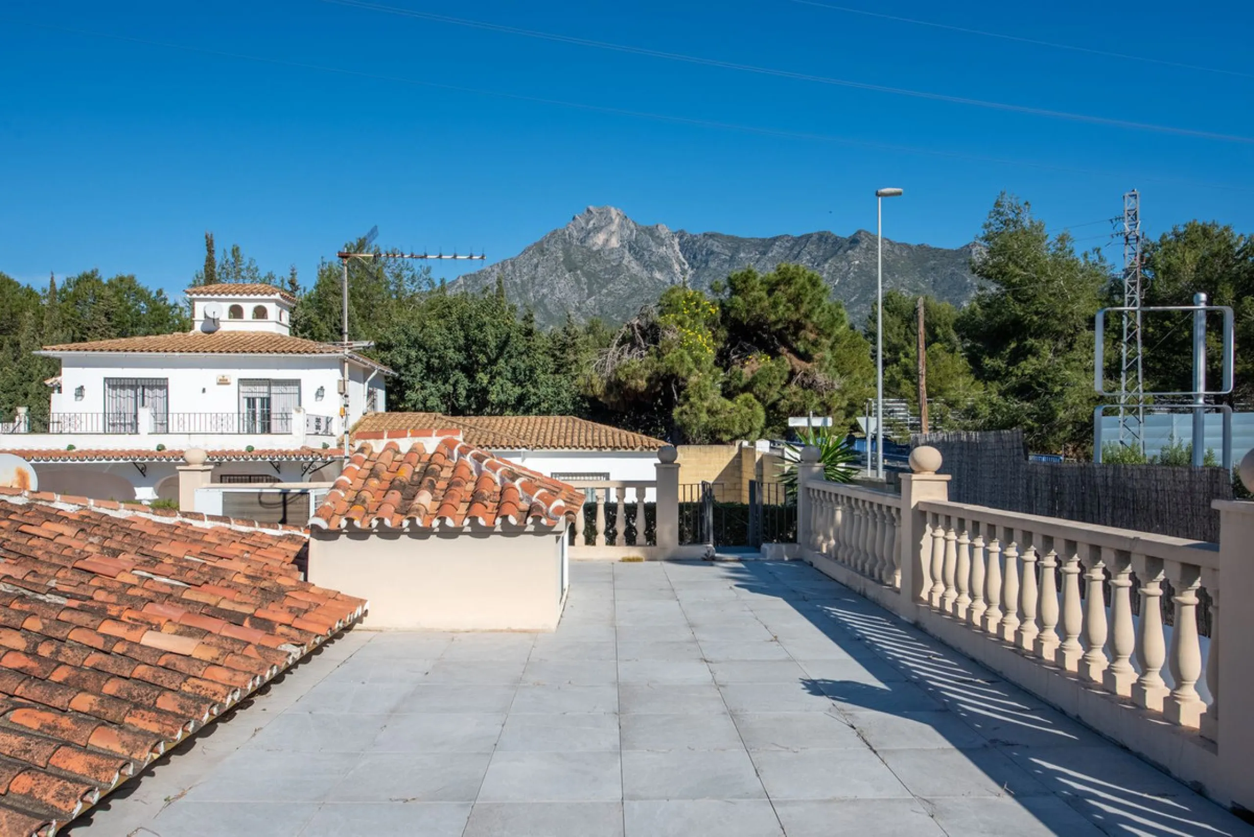 LA CAROLINA: A nice south-facing villa, situated in this conveniently located urbanization on the Golden Mile. Marbella town centre and Puerto Banus is just five minutes drive away. Walking distance to amenities and strategically located for schools and b
