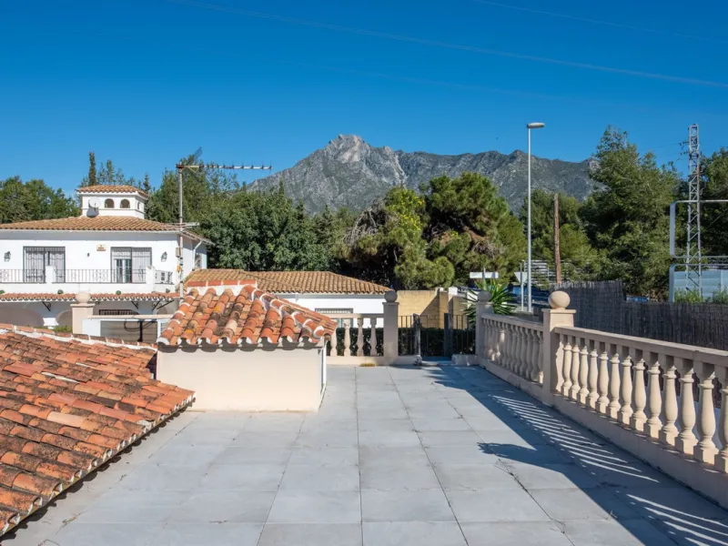 LA CAROLINA: A nice south-facing villa, situated in this conveniently located urbanization on the Golden Mile. Marbella town centre and Puerto Banus is just five minutes drive away. Walking distance to amenities and strategically located for schools and b