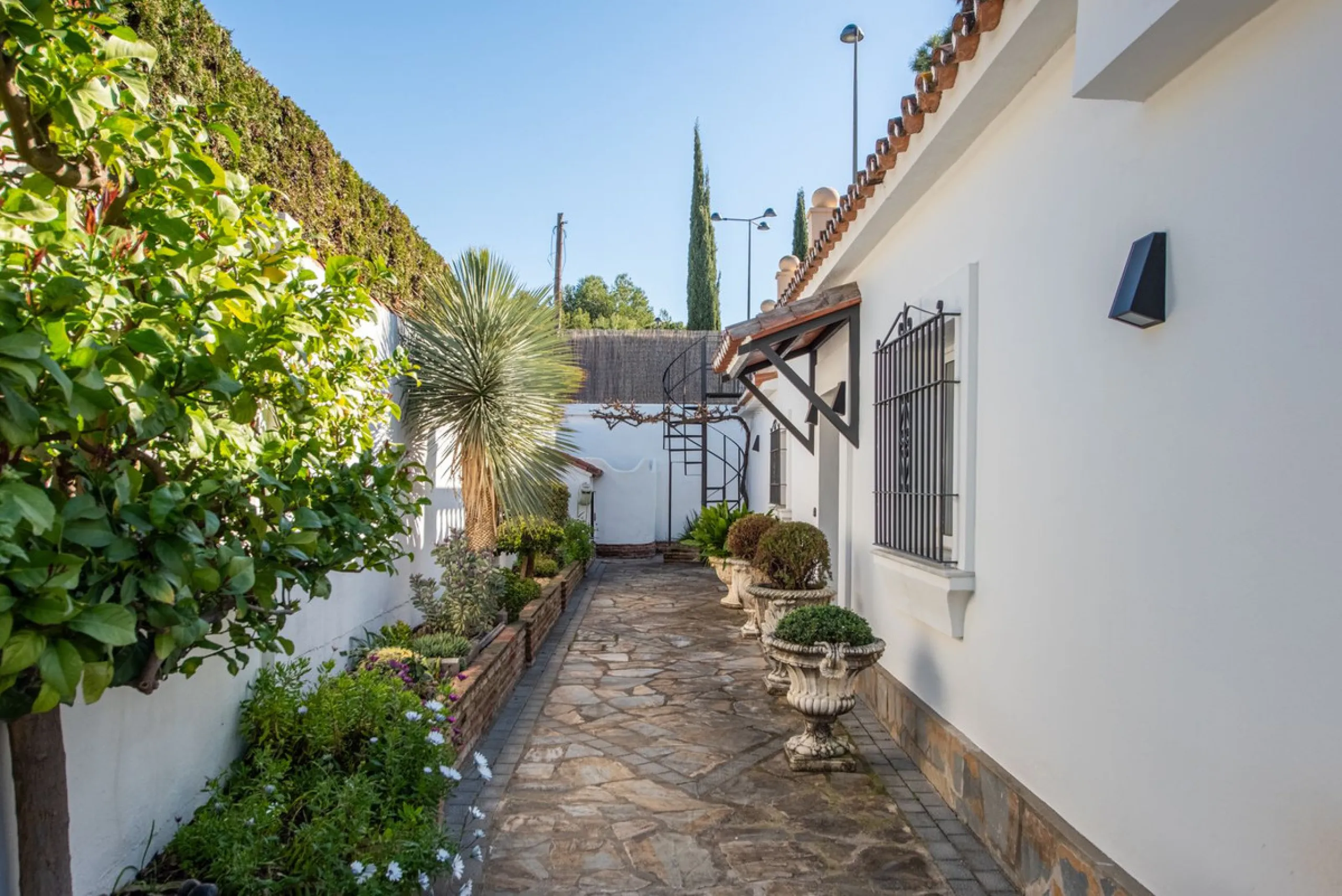 LA CAROLINA: A nice south-facing villa, situated in this conveniently located urbanization on the Golden Mile. Marbella town centre and Puerto Banus is just five minutes drive away. Walking distance to amenities and strategically located for schools and b