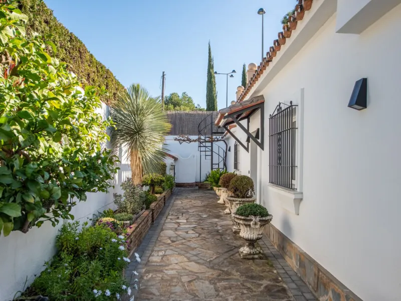 LA CAROLINA: A nice south-facing villa, situated in this conveniently located urbanization on the Golden Mile. Marbella town centre and Puerto Banus is just five minutes drive away. Walking distance to amenities and strategically located for schools and b