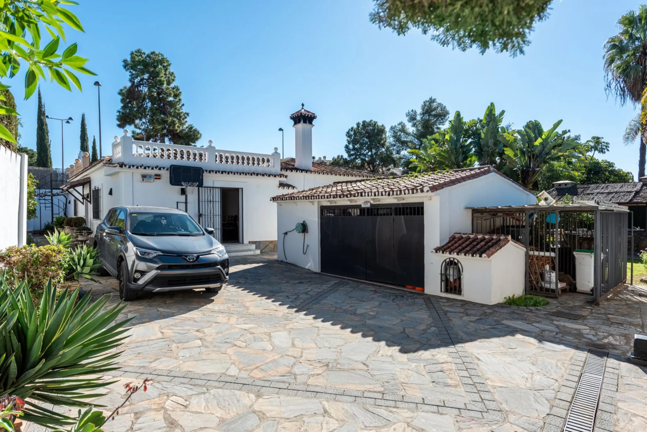 LA CAROLINA: A nice south-facing villa, situated in this conveniently located urbanization on the Golden Mile. Marbella town centre and Puerto Banus is just five minutes drive away. Walking distance to amenities and strategically located for schools and b